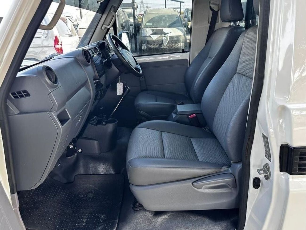 تويوتا لاند كروزر بيك آب diesel 4.5 liter manual gear right hand drive leather seats