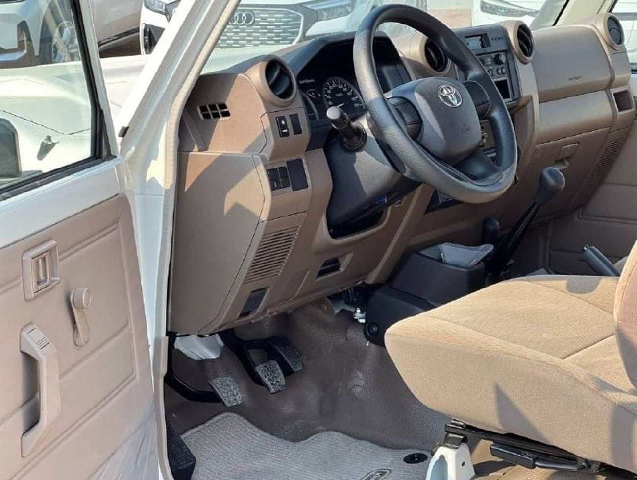 Toyota Land Cruiser Pick Up LC79 S/C 4.5L V8 DSL M/T //2024// STANDER OPTION WITH COOL BOX , AIR COMPRESSOR , WIRELESS CHARGER /