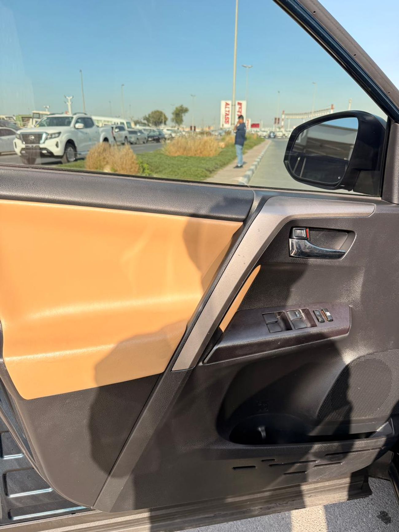 تويوتا راف ٤ XLE 2.5L