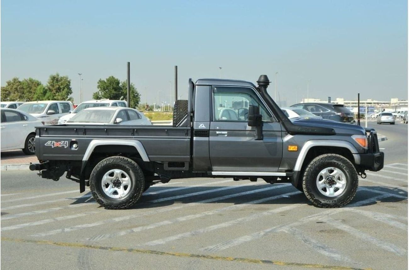 تويوتا لاند كروزر بيك آب Single cabin