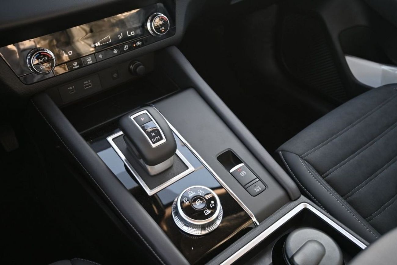 ميتسوبيشي آوتلاندر Mitsubishi Outlander 2.5L Petrol, 4WD, SUV, GCC Spec, Color White, Model 2024