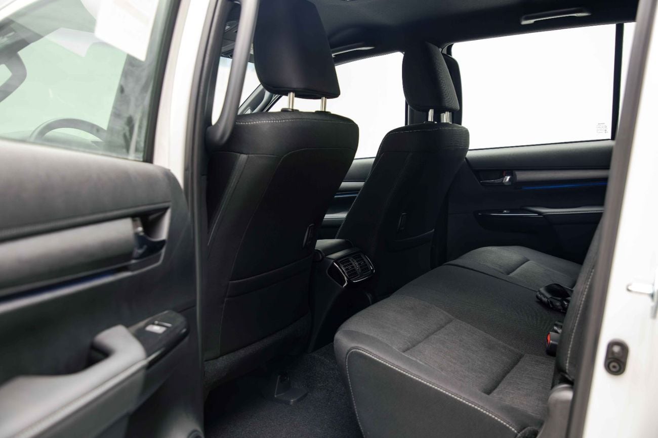 تويوتا هيلوكس Adventure 4.0L - Platinum White Inside MLM Black | Export Only