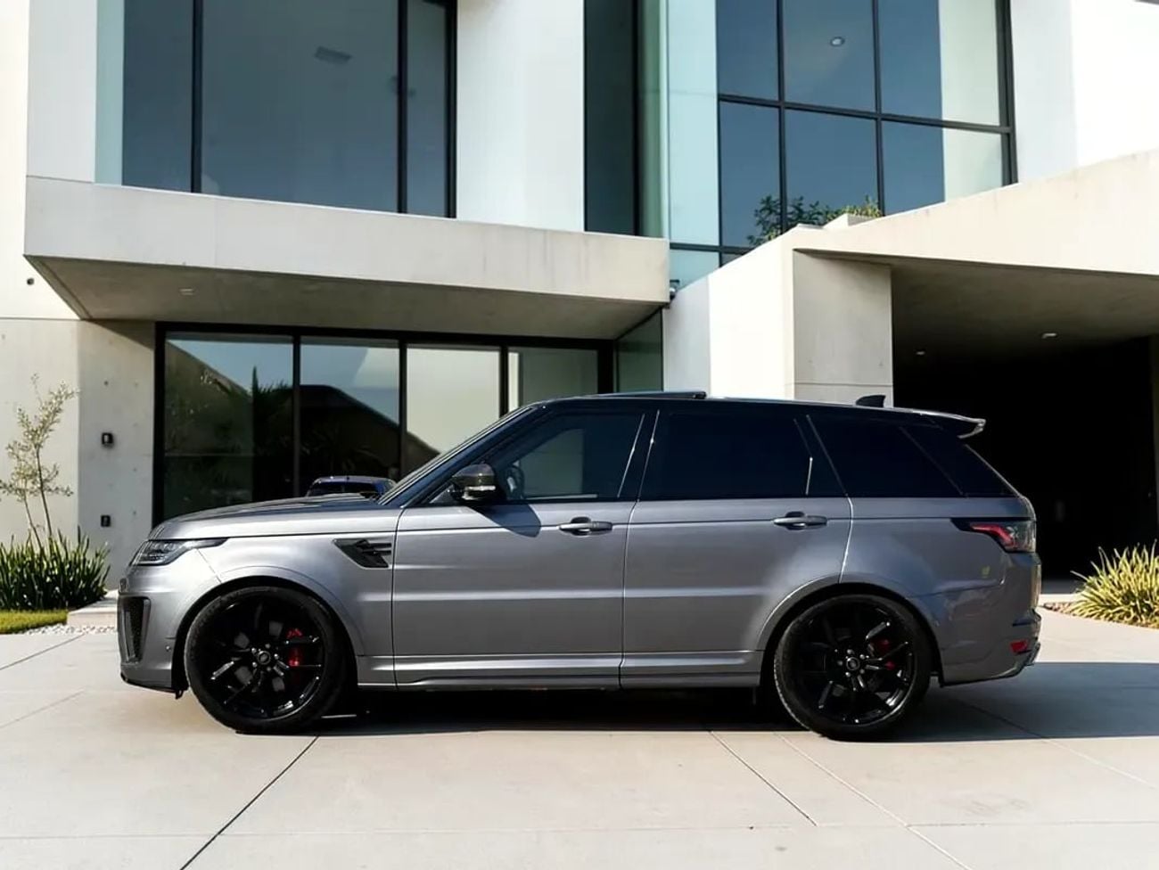 Land Rover Range Rover Sport MID SVR 5.0L (550 HP) RANGE ROVER SPORT SVR CARBON EDITION 5.0L V8 SC A/T | 2022 | AED 3,760 per mon