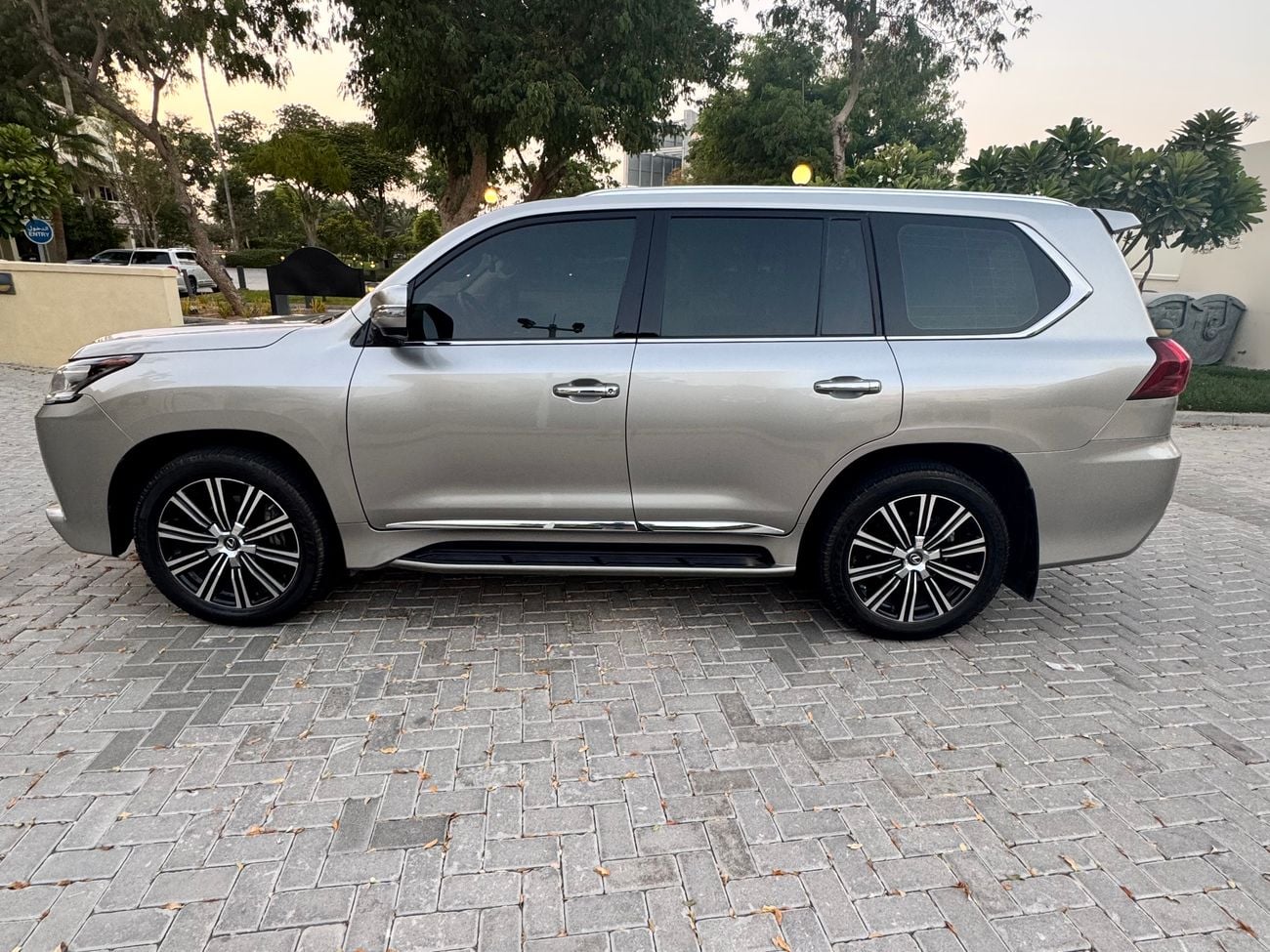 Lexus LX570