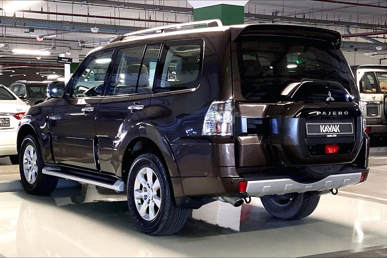 ميتسوبيشي باجيرو GLS Midline w/sunroof | شامل الضمان | 0 ﺪﻔﻋﺓ ﺃﻮﻟﻯ