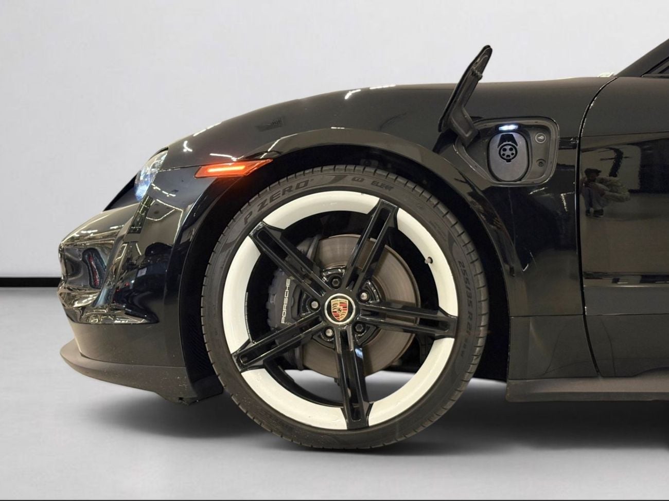 بورش تايكان AED 3,520 P.M | 0% DOWN PAYMENT | PORSCHE TAYCAN STANDARD | EV | 2022 | AMERICAN SPECS
