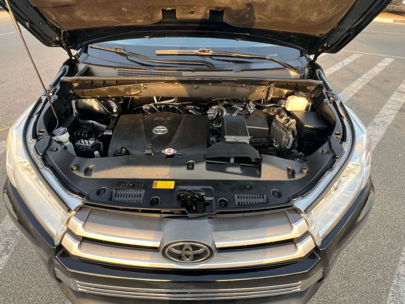 Toyota Highlander 2018 TOYOTA HIGHLANDER V6 3.5L - 4 WHEEL DRIVE (4X4 - LEATHER SEATS WITH 7 SEATER -