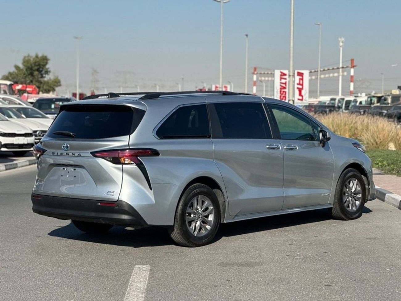 Toyota Sienna Hybrid XLE premium Full Option