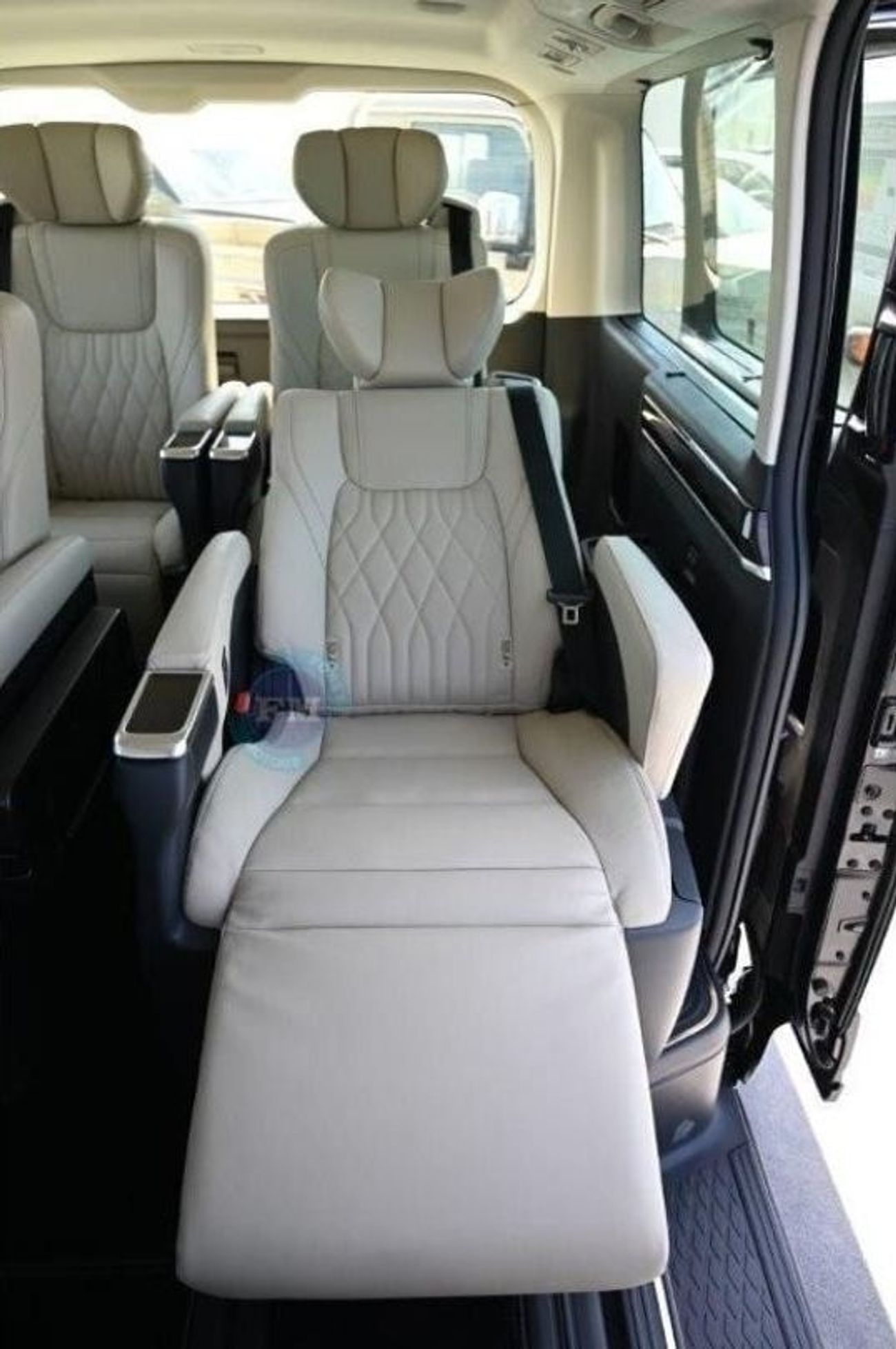 Toyota Granvia V PREMIUM 3.5L Petrol 6-Seater Automatic