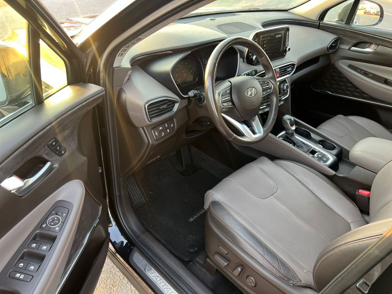 Hyundai Santa Fe 2019 Hyundai Santa - Full Option - 2.4L - V4 - Panoramic View - Push Start - Leather and Electric-36