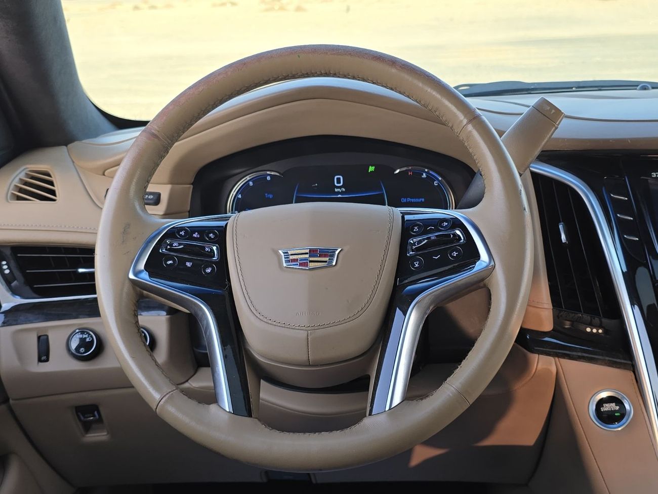 Cadillac Escalade Platinum 6.2L CADILLAC ESCALADE 2018 GCC 2KEYS // ORGINAL PAINT // GOOD CONDITION INSIDE OUT SIDE