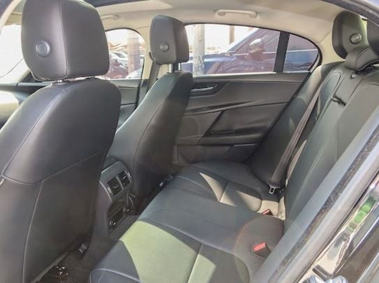 جاكوار XE R-Dynamic Black 2.0L (250 HP)