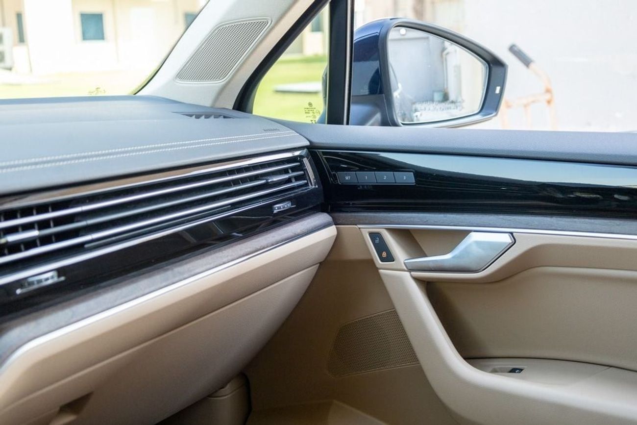 Volkswagen Touareg Atmosphere 3.0L Volkswagen Touareg 2023 GCC under Agency Warranty and Service Contract with Flexible