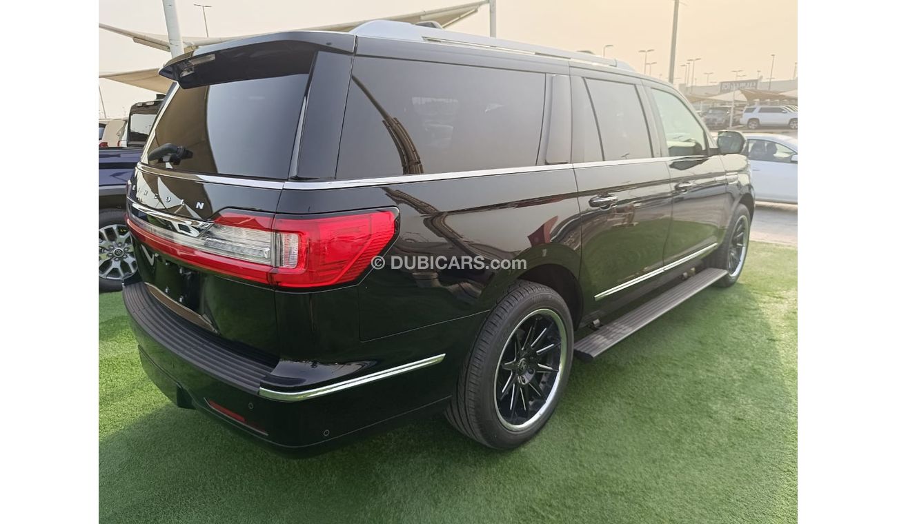 Lincoln Navigator Presidential Car in excellent condition. clean from the inside and outside!