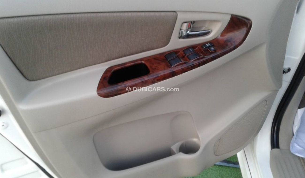 تويوتا إينوفا ابيض خليجى 2015 فتحة سقف رقم 1فل ابشن كامل بحالة جيدة