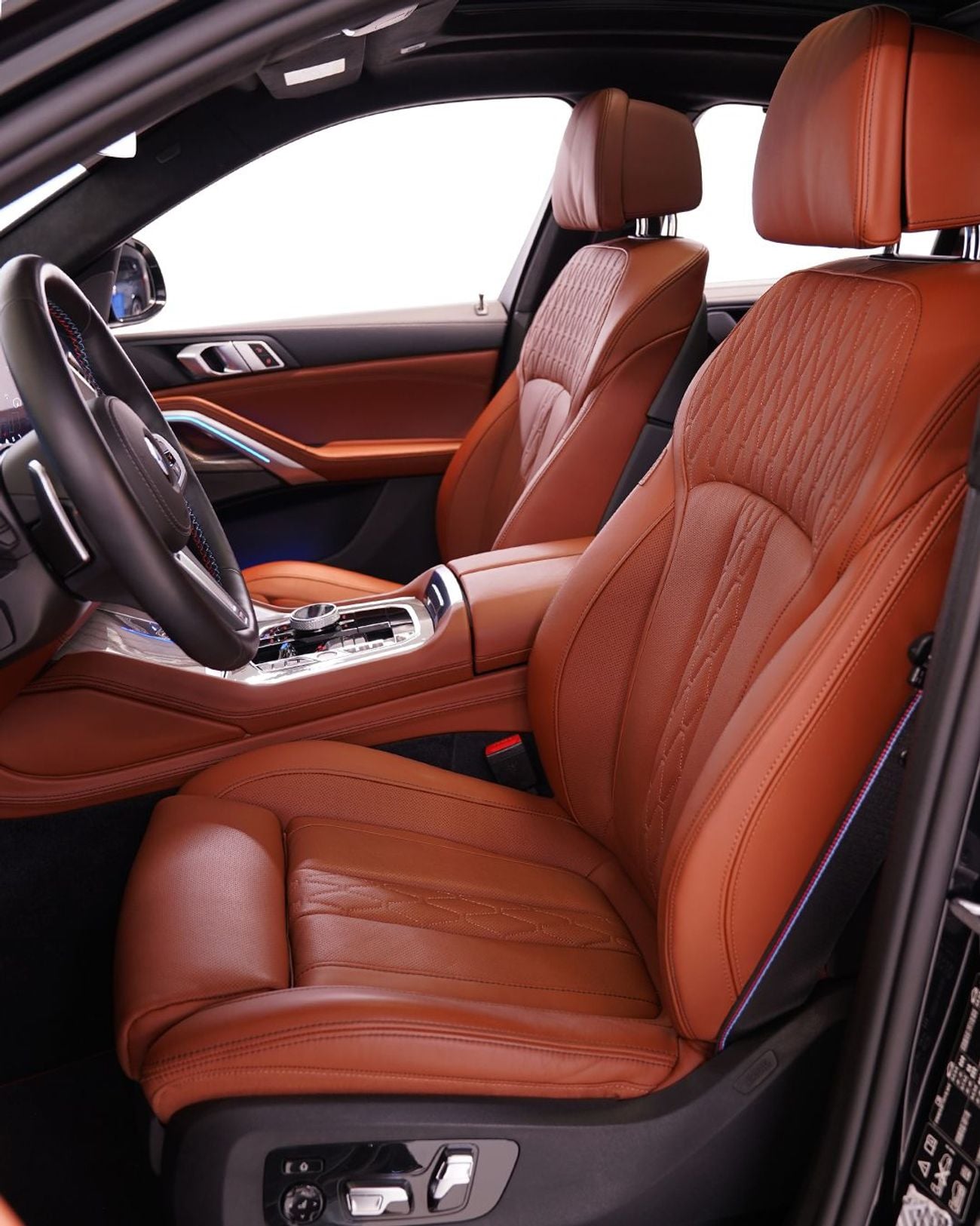 بي أم دبليو X6 2025 BMW X6 M60i xDrive, 2030 BMW Warranty + Service Pack, Fully Loaded, Very Low Kms, GCC