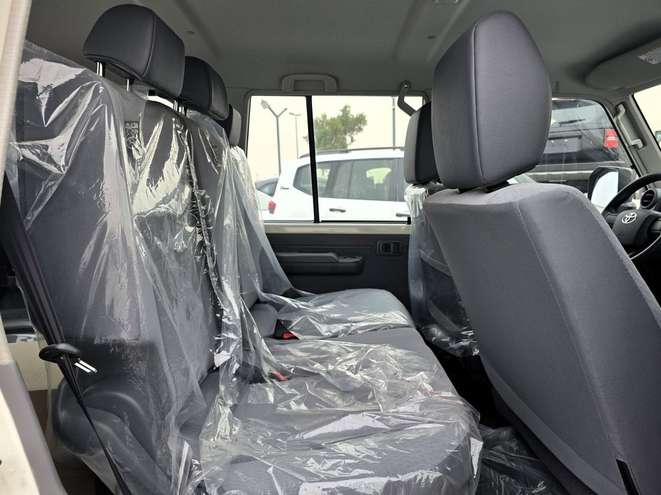 تويوتا لاند كروزر Toyota Land Cruiser 76 4.2l M/T Diesel 4WD Whit Def Lock , Fog light White Color 2025 Model