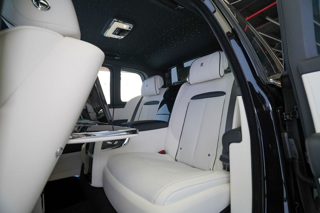 Rolls-Royce Cullinan silver badge