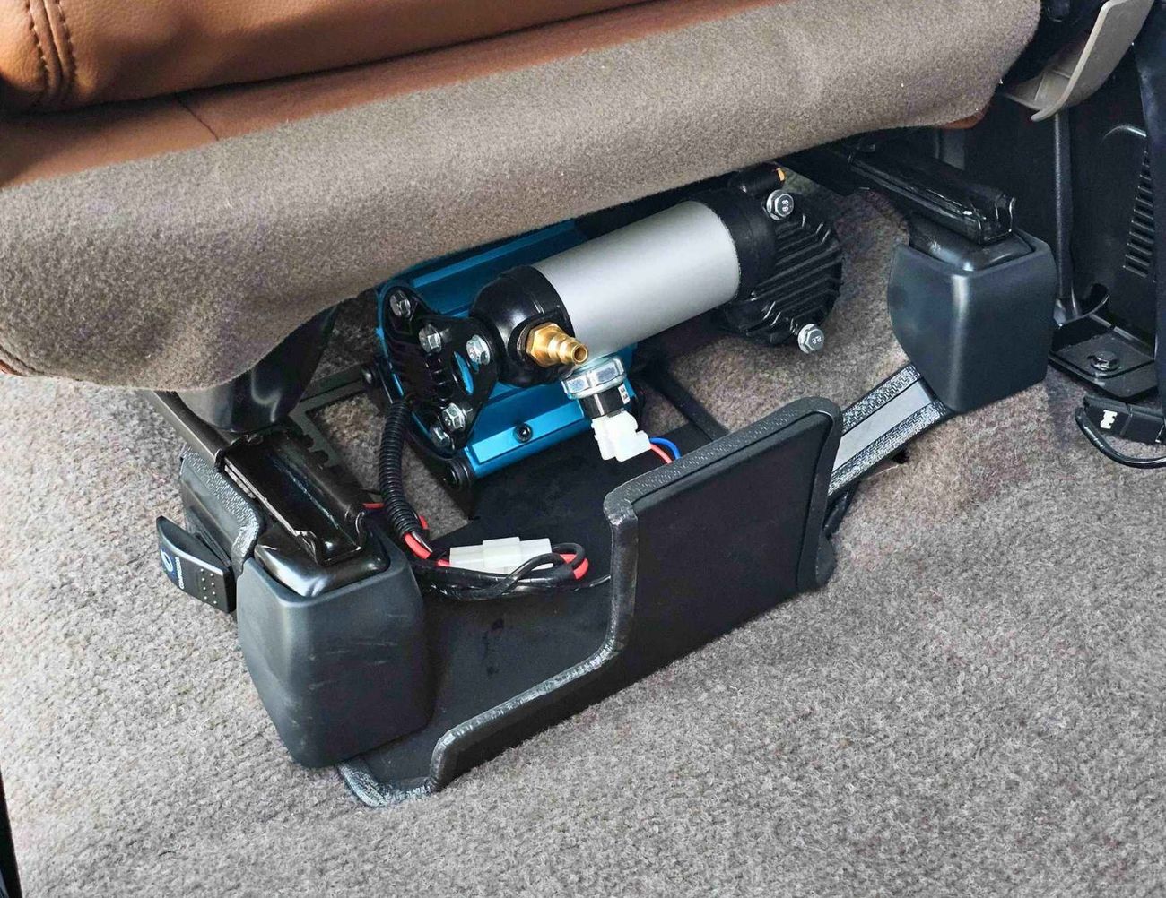 تويوتا لاند كروزر 70 LX LC76 / 4.0L PETROL A/T / RADAR, DIFFLOCK, WINCH, SNORKEL, REFRIGERATOR / CODE # 76PAFR