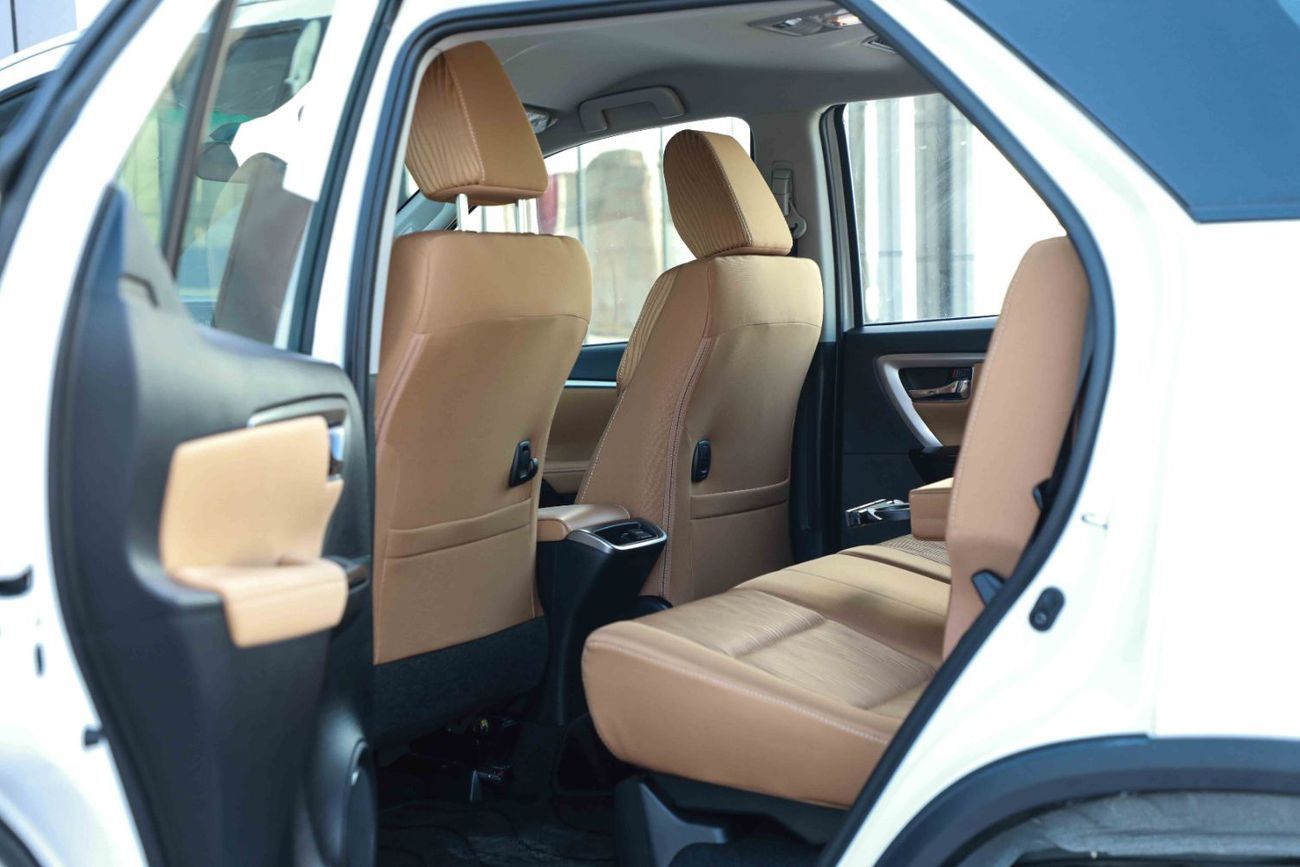 تويوتا فورتونر 2025 Toyota Fortuner GXR 4.0 - Platinum White inside Beige | Export Only