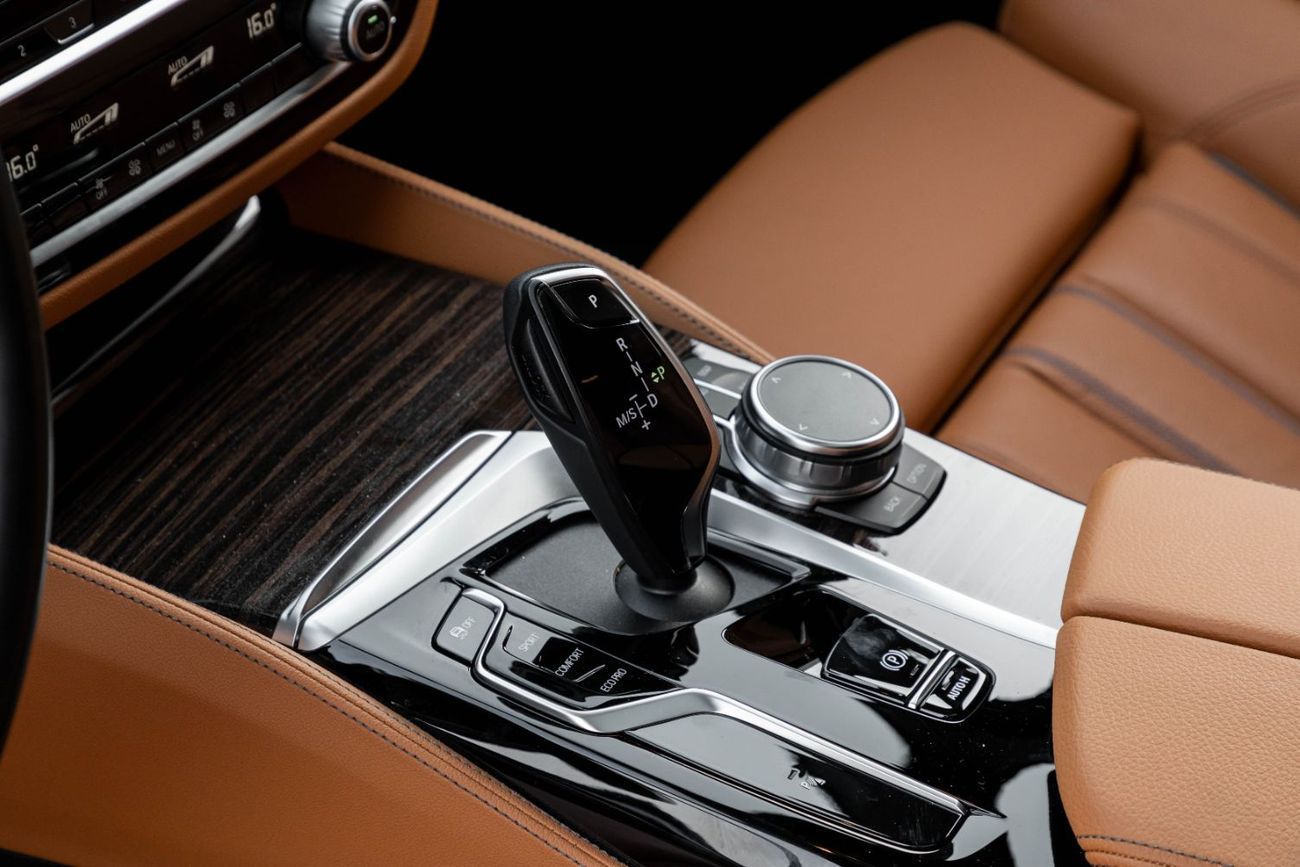 بي أم دبليو 520i M-Kit | 3,329 P.M  | 0% Downpayment | Agency Warranty!