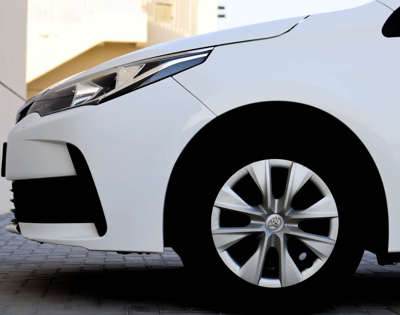 تويوتا كورولا سيارة تويوتا كورولا SE (E170) موديل 2017، سيدان بأربعة أبواب، محرك بنزين سعة 1.6 لتر، ناقل حركة أوتو