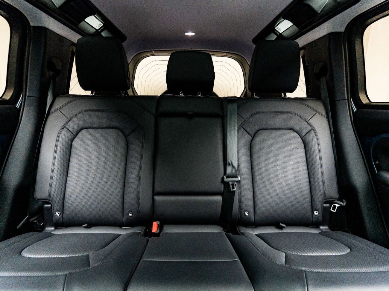 Land Rover Defender P300 110 2.0L (5 Seater) 2025 Land Rover Defender 110 S P300, 2.0TC I6 4WD, 300bhp, 8 Speed Auto. AE