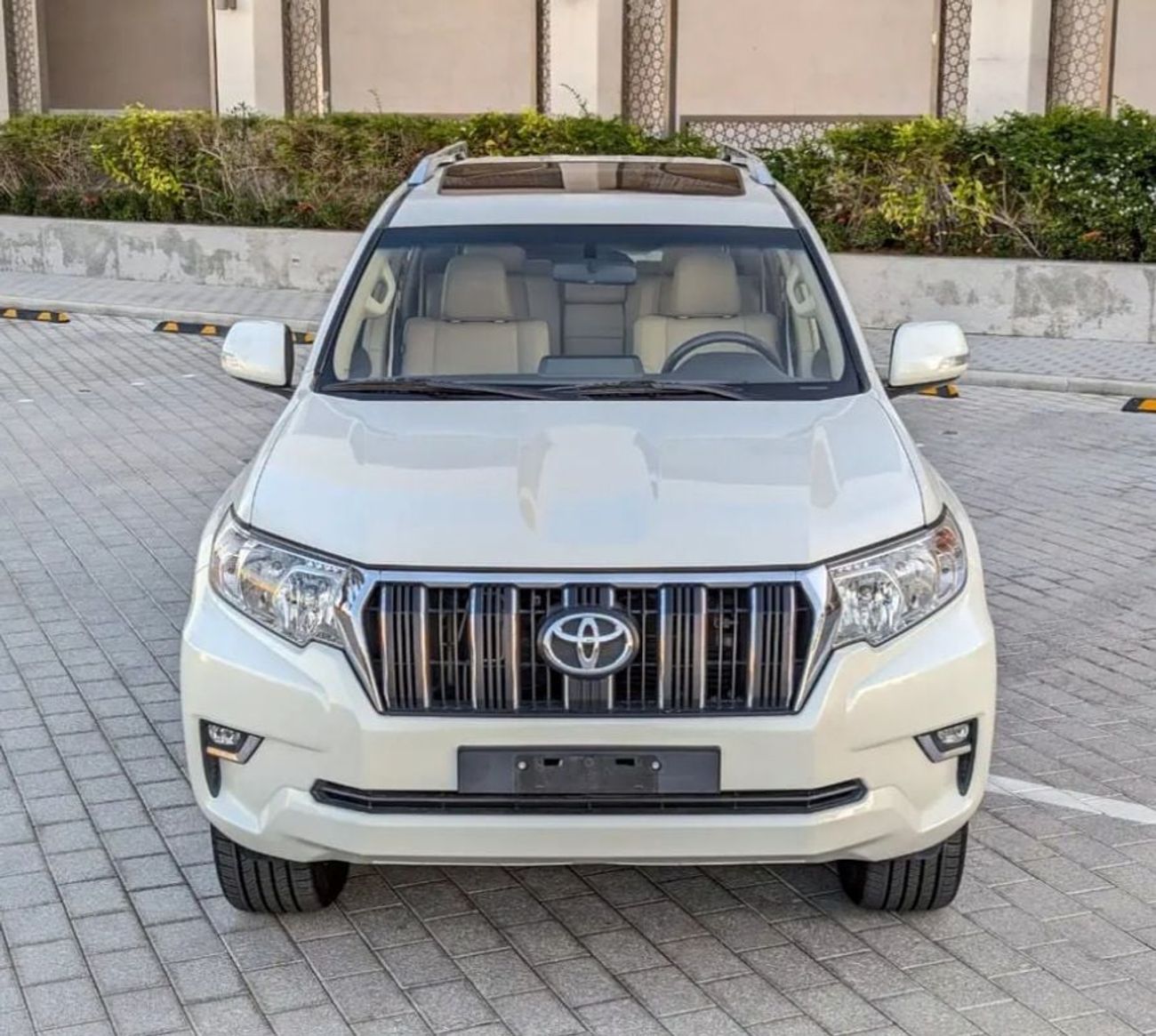 Toyota Prado Toyota prado 2022MODEL 4.0 Txl Petrol Engine Colour white push start Transmission Automatic Interior