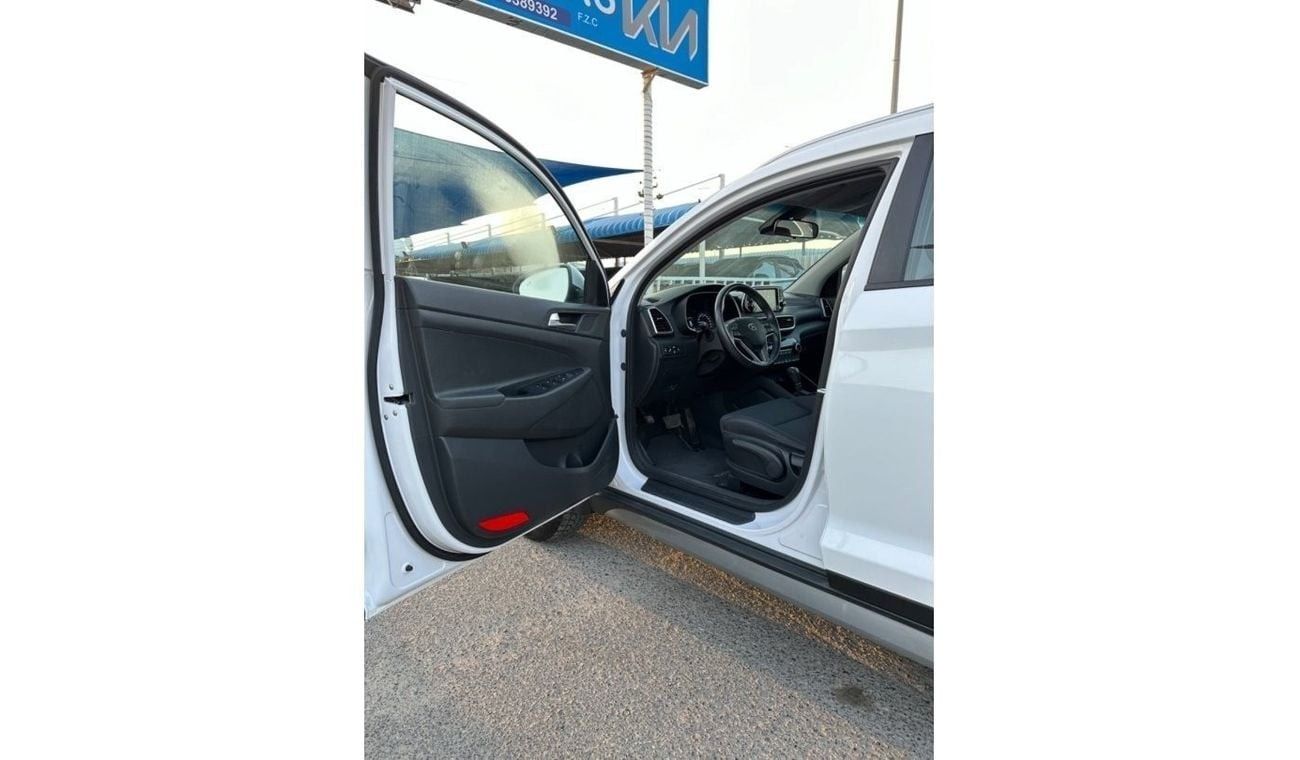 Hyundai Tucson 2.0L car in good condition 2019 Hyundai Tucson with an engine capacity of 2 liters 4wd blind spot se