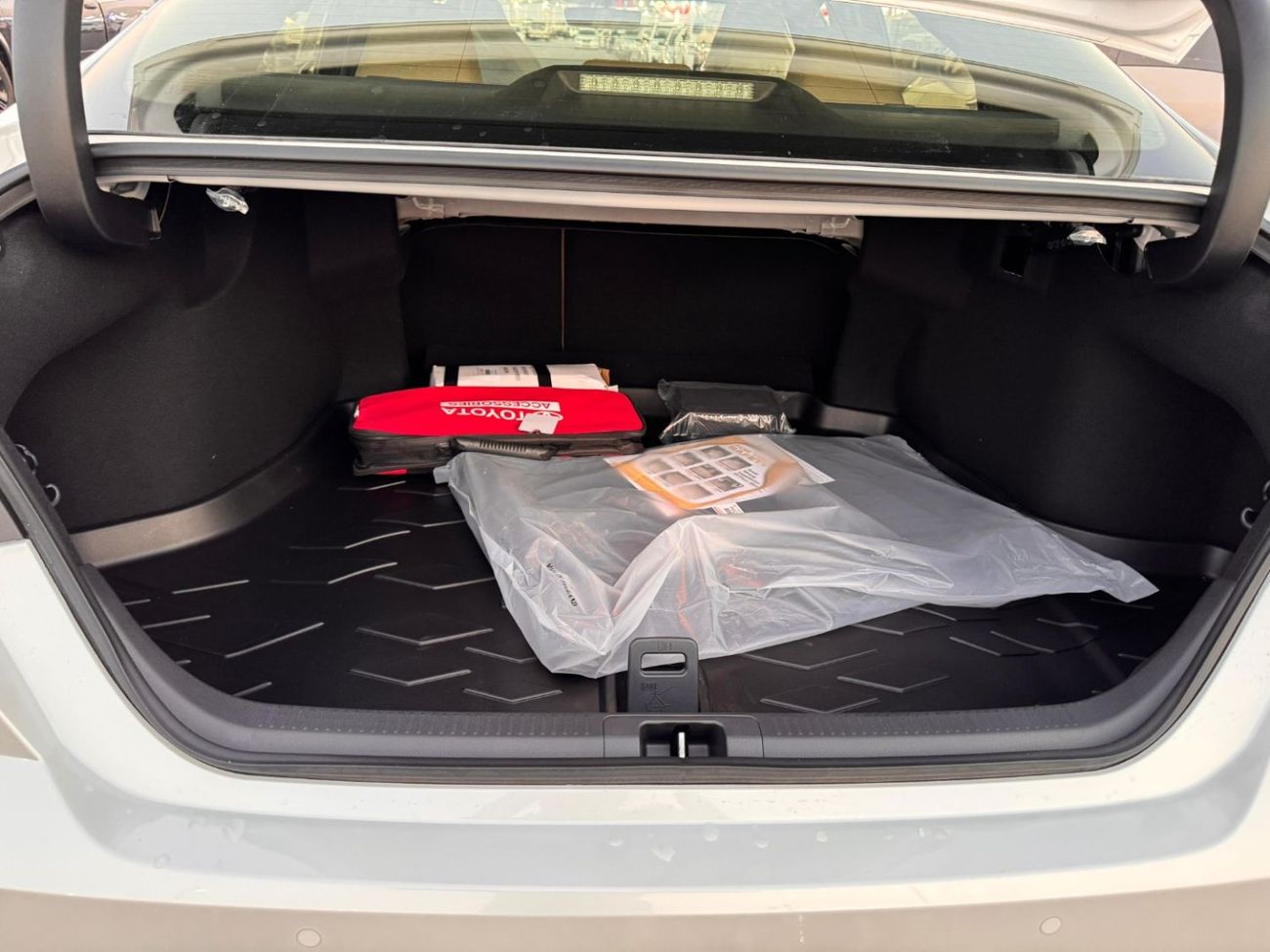 Toyota Camry 2.5L HYBRID LE AUTOMATIC TRANSMISSION ( FOR RE-EXPORT ONLY )