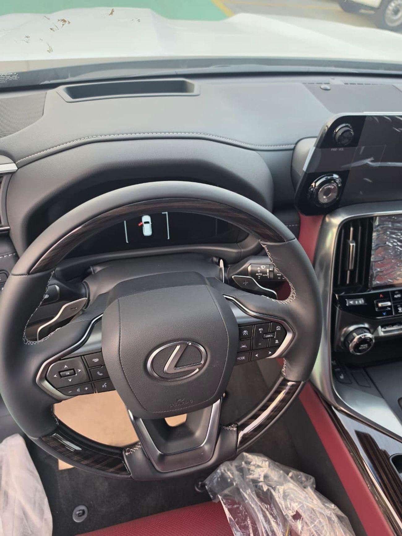 لكزس LX 700h Lexus LX 700h Signature 2026 – فل أوبشن | هايبرد | أسود خارجي | داخلية حمراء