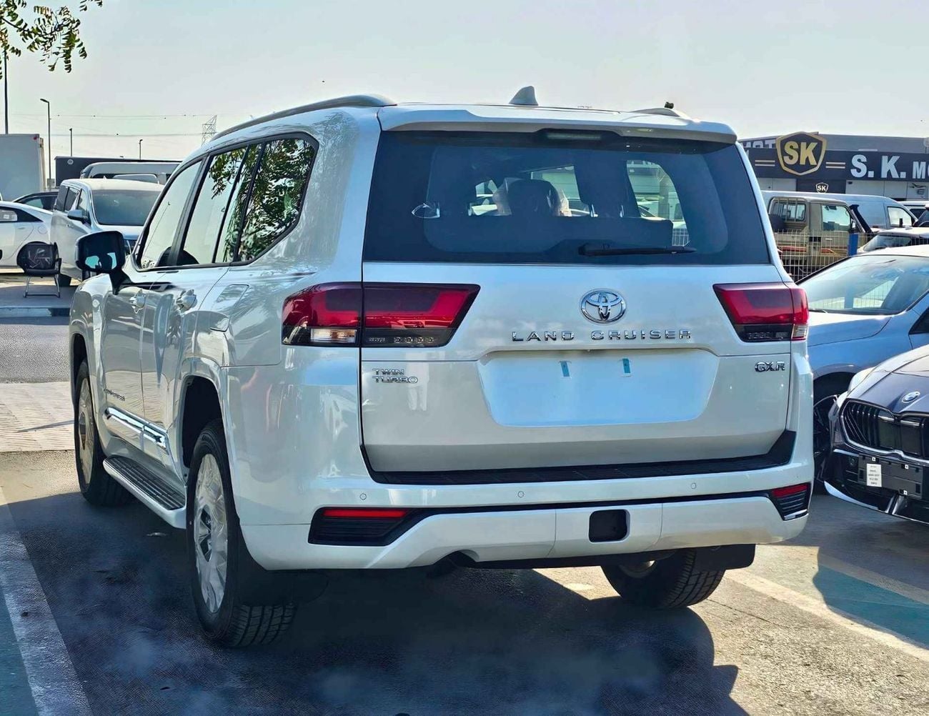 Toyota Land Cruiser GXR TWIN TURBO || 3.5L V6 PETROL | REAR ENTERTAINMENT SCREEN (CODE # GXR3M2)