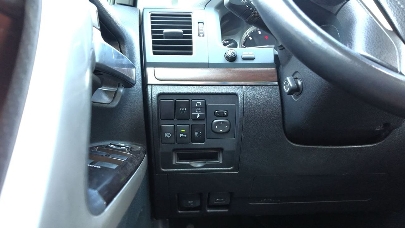 Toyota Land Cruiser VXR 5.7L 4WD TOYOTA LAND CRUISER VXR GRAND TOURING S 5.7L 4WD