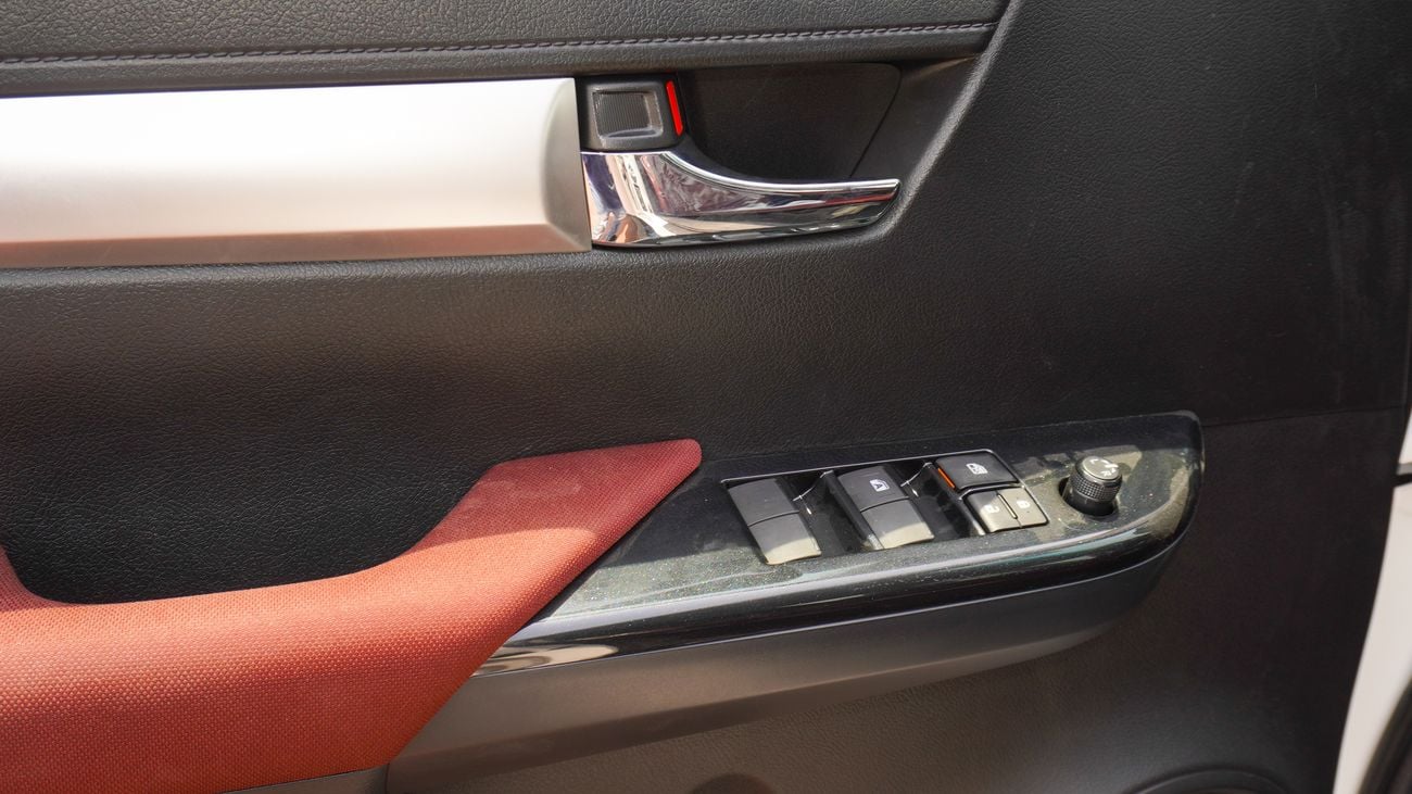 تويوتا هيلوكس SR5  2.7L  4WD A/T