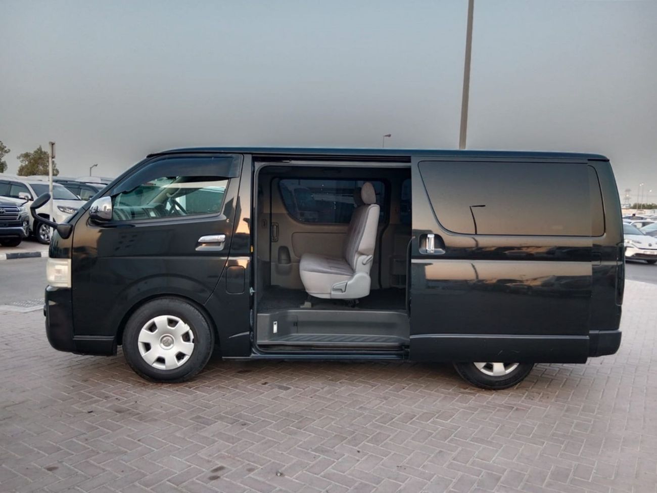 Toyota Hiace TOYOTA HIACE VAN RIGHT HAND DRIVE (PM1616)