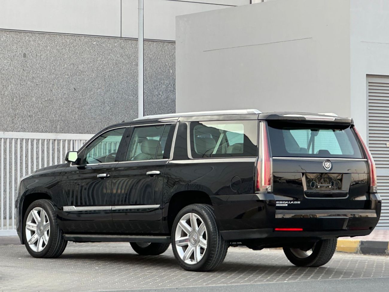 Cadillac Escalade ESCALADE ESV PLATINUM 2015 GCC FULL OPITION // PERFECT CONDITION