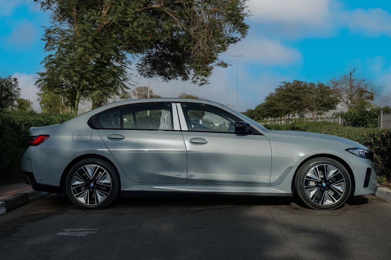بي أم دبليو i3 2025 BMW I3 eDrive40L Night Sports Version