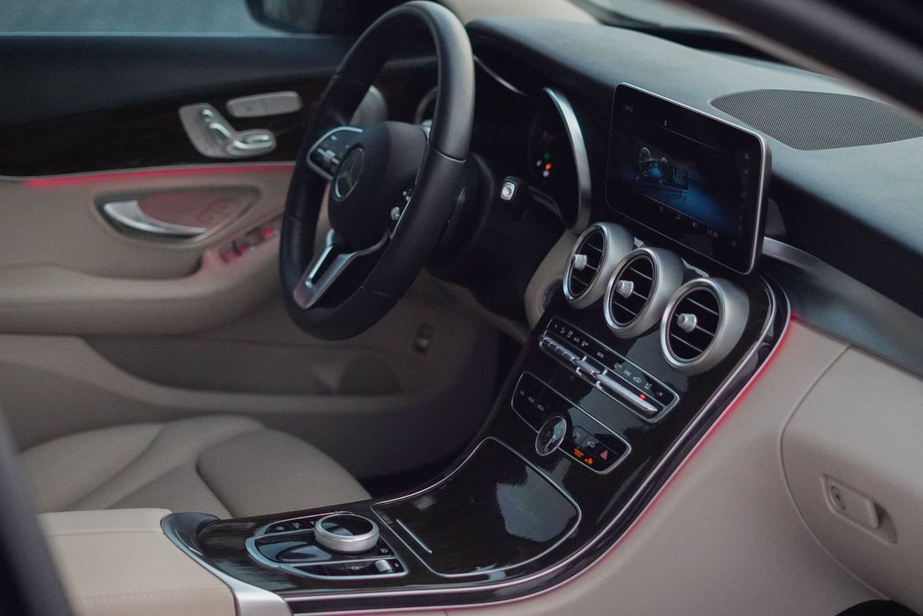 Mercedes-Benz C 300 Std 2.0L (258 HP)