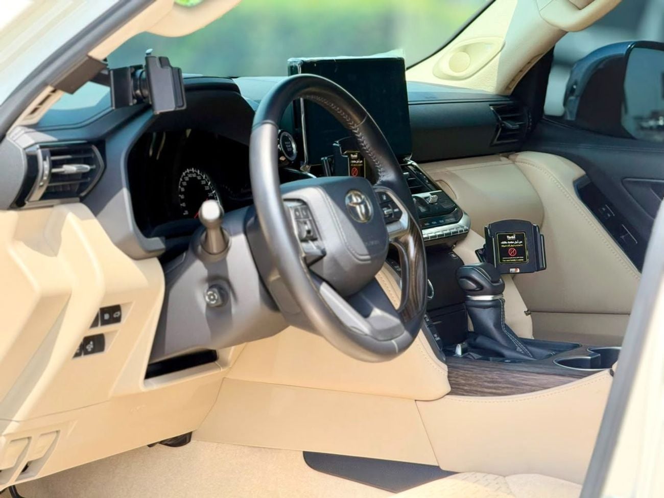 Toyota Land Cruiser TOYOTA LAND CRUISER VXR TWIN TURBO 3.5L GCC SPECS UNDER WARRANTY AND FULL-SERVICE HISTORY