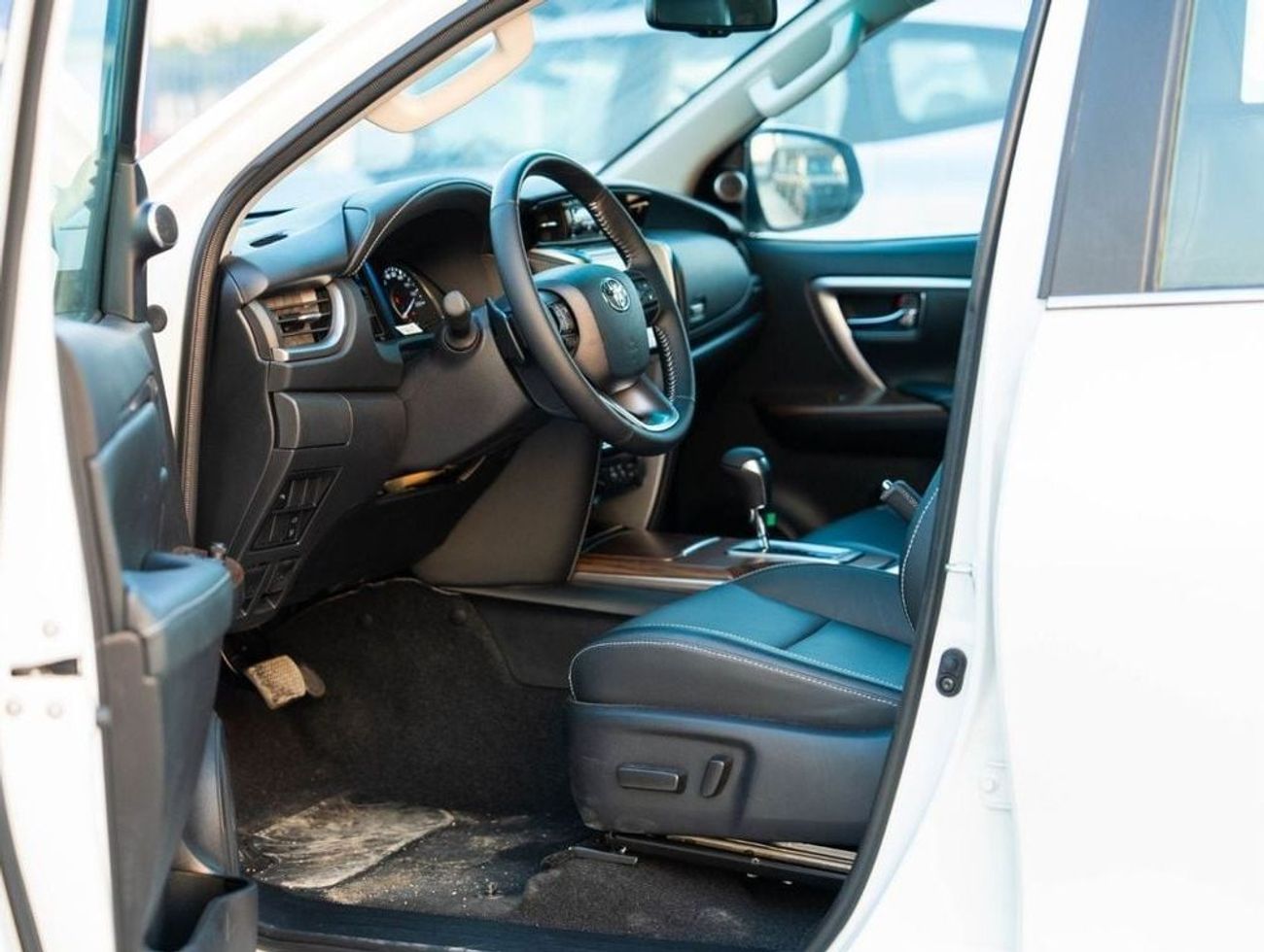 Toyota Fortuner 2024 TOYOTA FORTUNER 4.0 HI - PLATINUM WHITE PEARL inside BLACK | Export Only