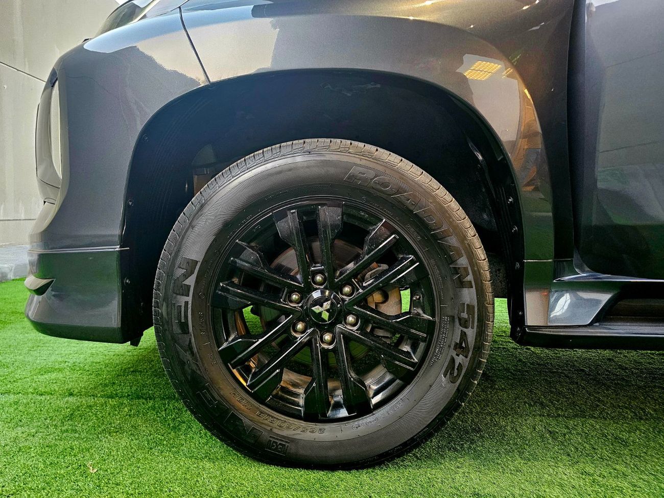 ميتسوبيشي مونتيرو سبورت SIGNATURE EDITION/ STAR LIGHTING/ RED INTERIOR/ LOW MILEAGE