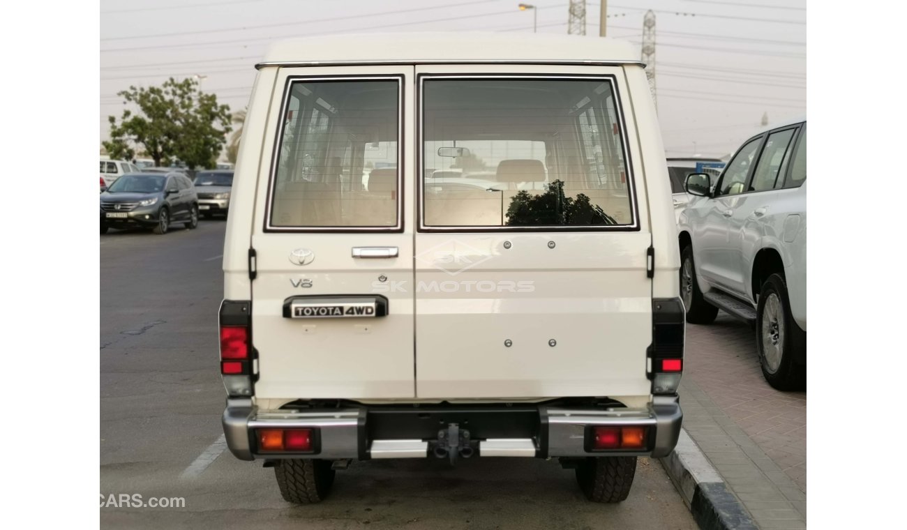 Toyota Land Cruiser Hard Top 4.5L, Diesel, Xenon Headlights, Manual Front A/C, Manual Windows, Fabric Seats (CODE # LX7802)