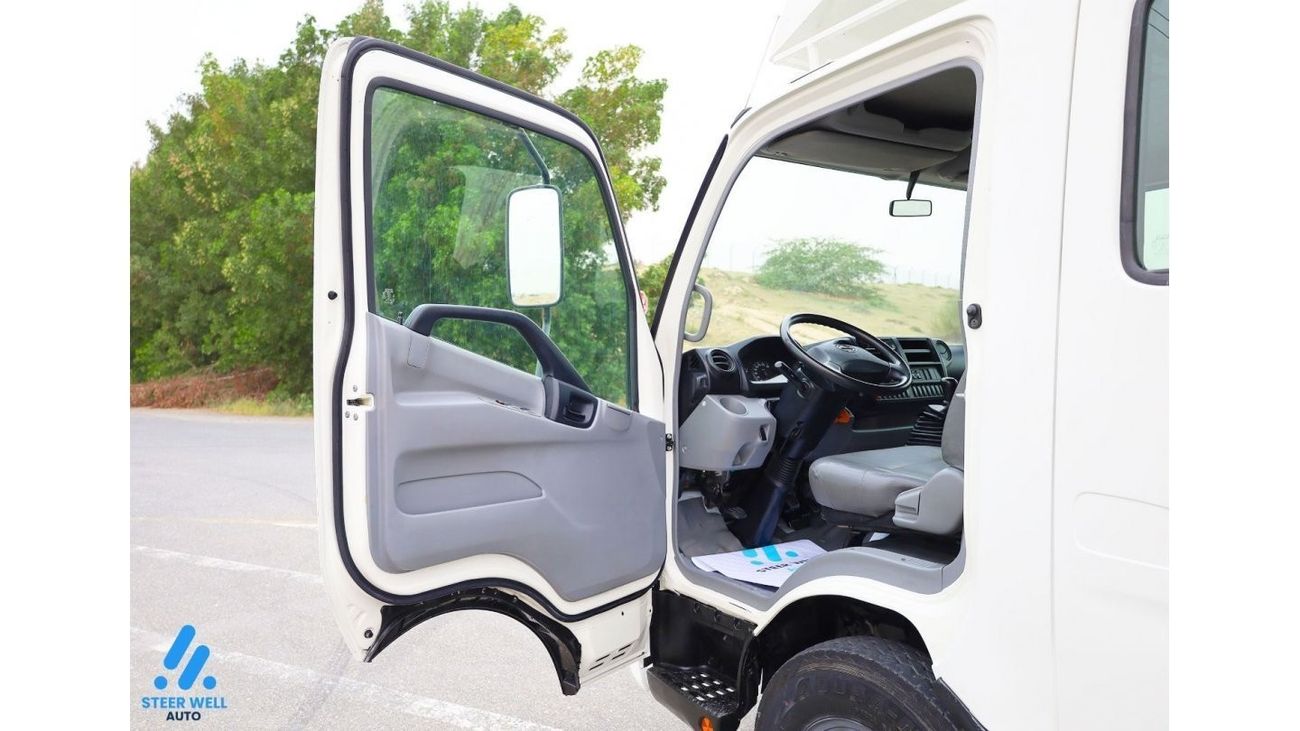 Hino 300 614 / Dual Cab 4.0L RWD / Diesel M/T with Rear AC / Like New Condition / GCC Specs