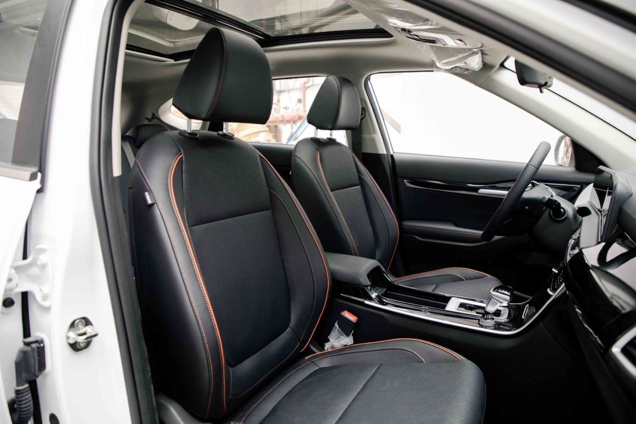 Kia Seltos PREMIUM 1.5L - White & Black Inside Black | Export Only