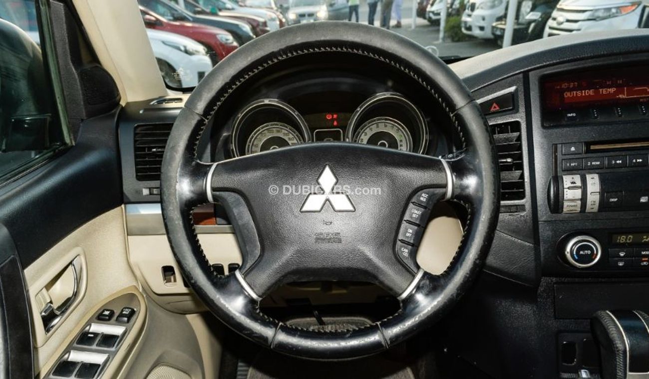 Mitsubishi Pajero Mitsubishi Bajero Model 2007 GCC  White coulour  very good condition1