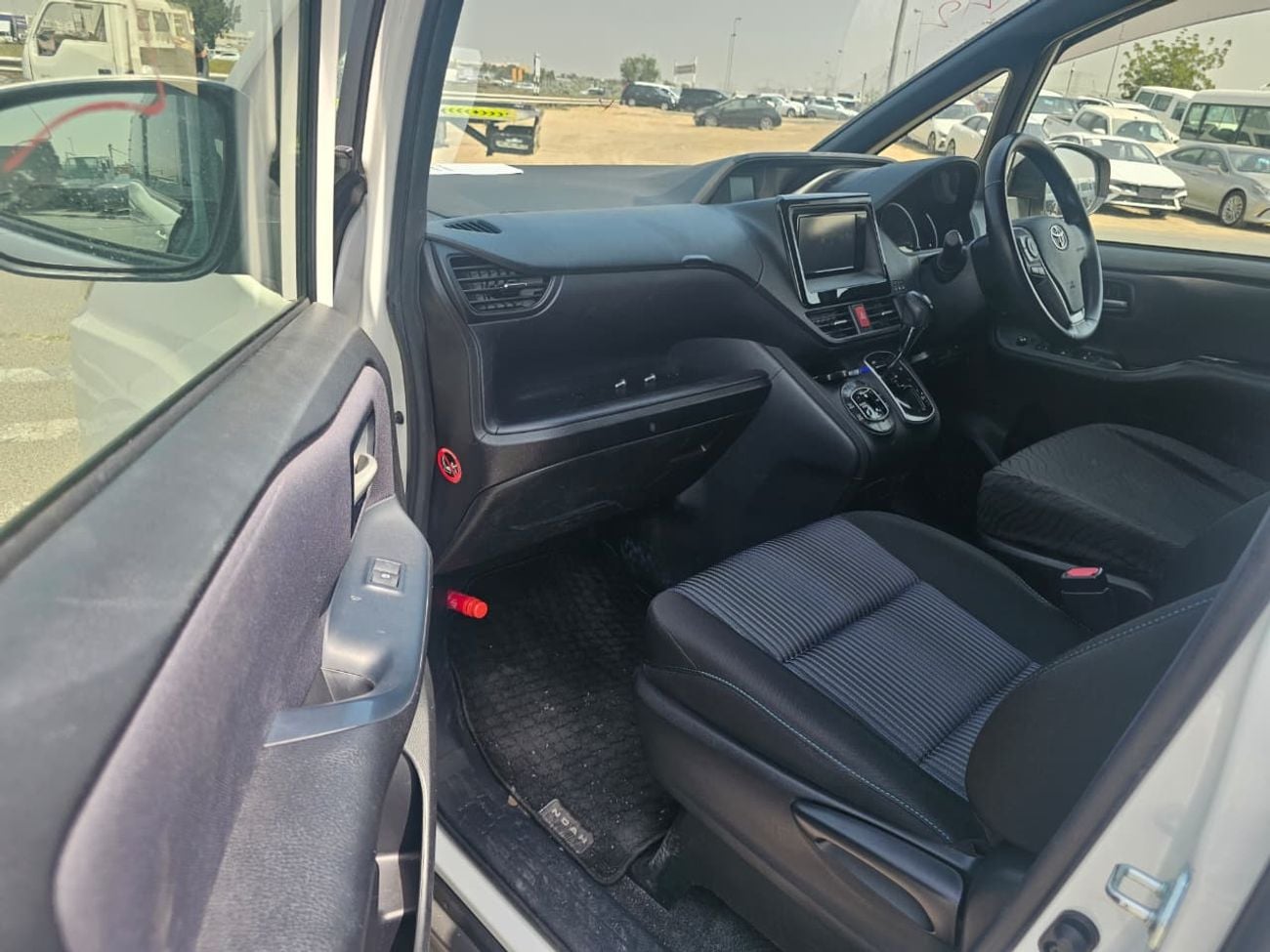 Toyota Noah Toyota Noah si 2015 RHD white colour