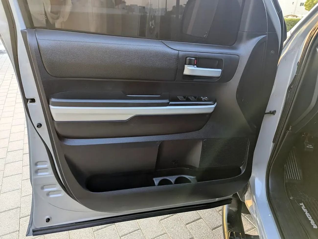 Toyota Tundra Crewmax SR5 - GCC Specs interior and Exterior Excellent Condition