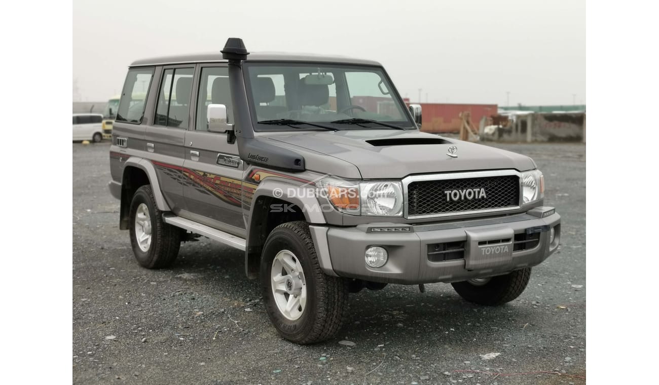 تويوتا لاند كروزر 70 4.5LDiesel, M/T,  Alloy Rims, Diff Lock, Rear Camera, 4WD (CODE # LX7603)