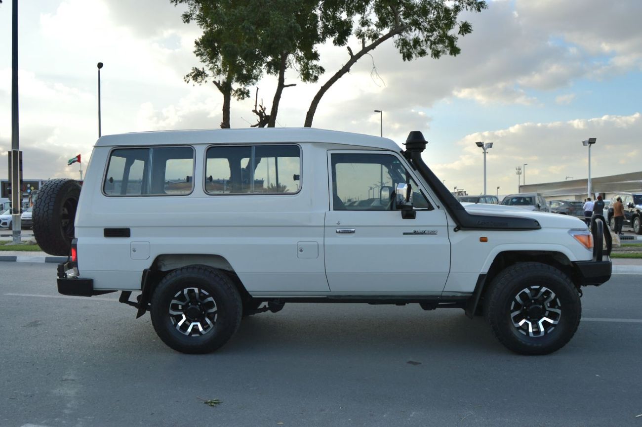Toyota Land Cruiser *Hard Top*  Right Hand Drive  Model: 2016 Engine:  V8/ 4500 CC Doors: 3 Seats: 10