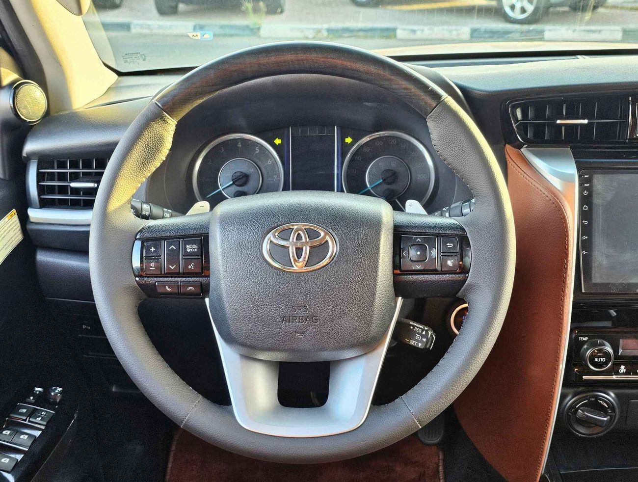 تويوتا فورتونر VXR V6/ 4WD/ AUTO TRUNK/ TRIPTONIC/ DVD/ HEAD REST/ LEATHER/ LOT# 31141